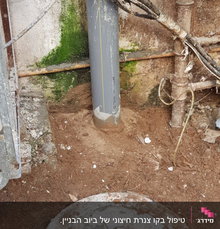 צינור אפור עם חיבורים ותשתית חשופה